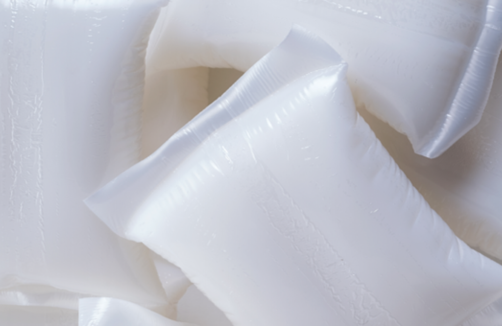 用于制造胶粘剂的白色热熔胶粒特写