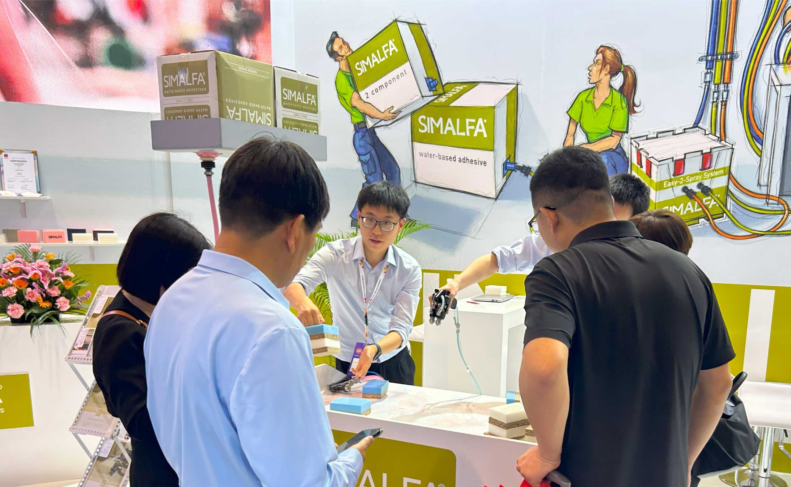 Pokaz na żywo technologii klejowej SIMALFA® z udziałem odwiedzających stoisko podczas interzum guangzhou 2025.