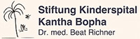 Logo der Stiftung Kinderspital Kantha Bopha mit einer gezeichneten Palme, zwei Vögeln und dem Schriftzug „Stiftung Kinderspital Kantha Bopha Dr. med. Beat Richner“.