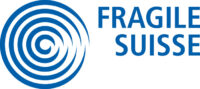 Logo von Fragile Suisse mit einem blauen spiralförmigen Symbol.