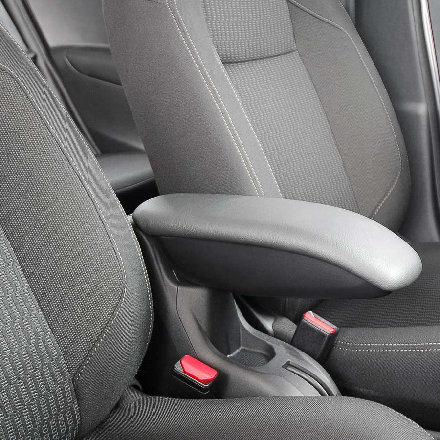 Nahaufnahme eines Autositzes mit einer gepolsterten Armlehne in einem modernen Fahrzeug.