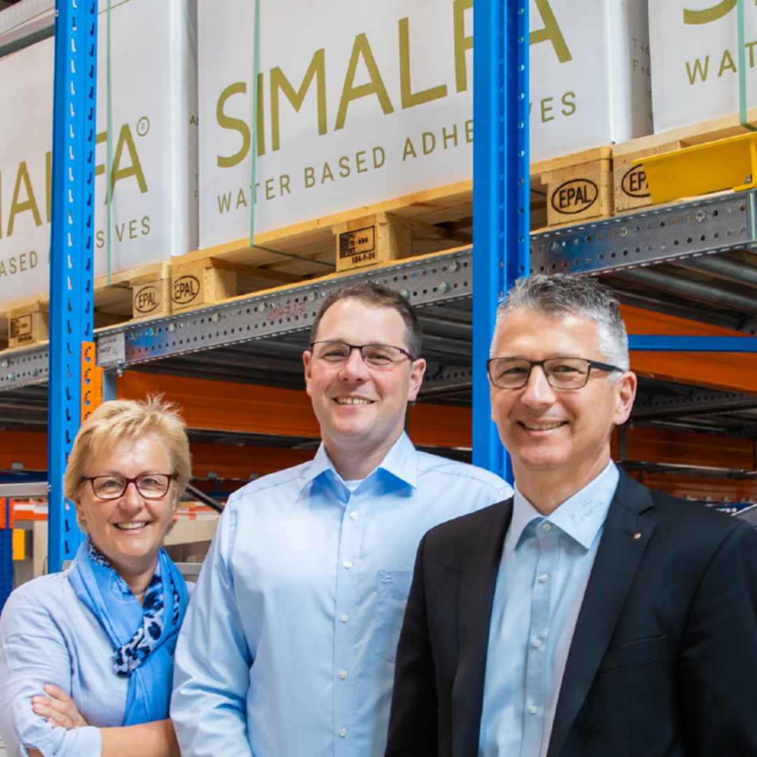 ALFA Klebstoffe AG employees standing together in their warehouse