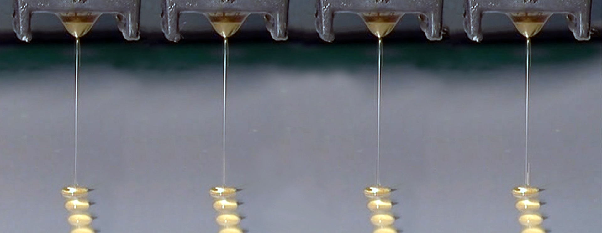 工业制造过程中通过喷嘴精确涂抹胶水